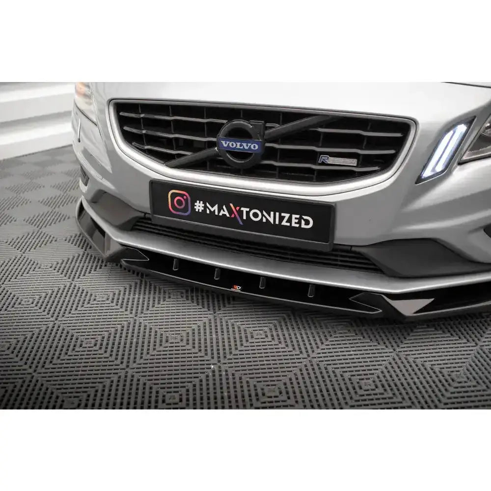 Front splitter på Volvo S60 R-Design Mk2 V.1, nærbilde av svart spoiler med blank finish og sporty detaljer.