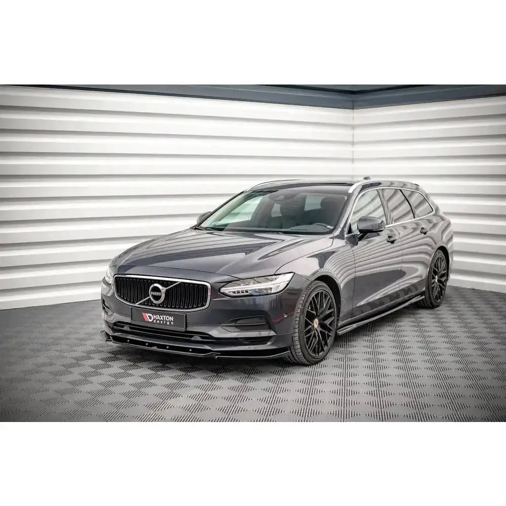Frontleppe på Volvo V90 Mk2 med sorte felger og detaljerte frontlykter i lyst, moderne rom.