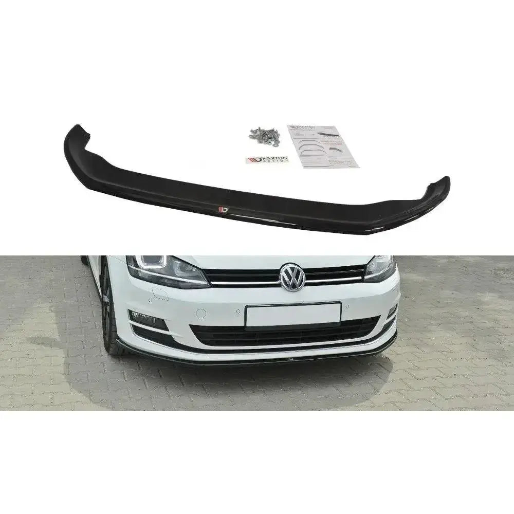 Frontspoiler VW Golf VII V.1 i sort plast med monteringsutstyr, instruksjoner og montert på hvit bil.