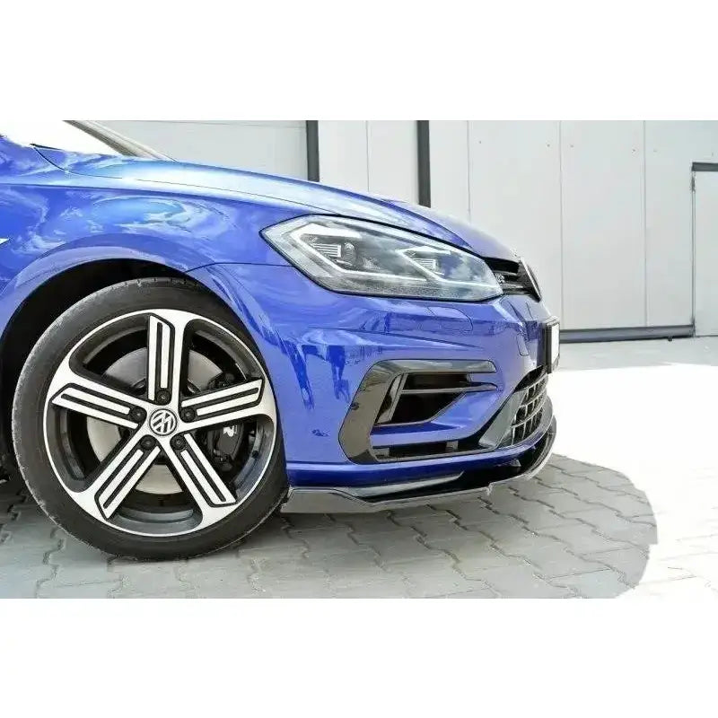 Front splitter på VW Golf VII R Facelift med sølv og sorte felger, moderne frontlykt og sportslig støtfanger.