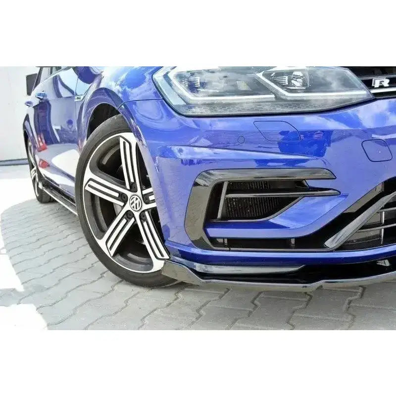 Front lip på VW Golf VII R Facelift vist fra siden med sort frontspoiler og blankt aluminiumsfelg.