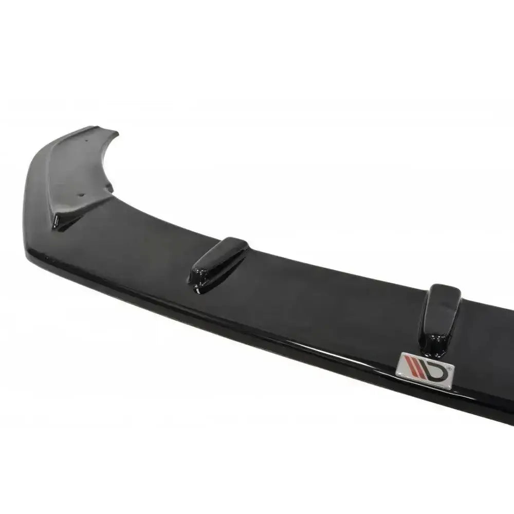 Front lip til VW Polo Mk5 GTI, sort glanset spoiler med tre vinger og rød logo, sett skrått ovenfra.