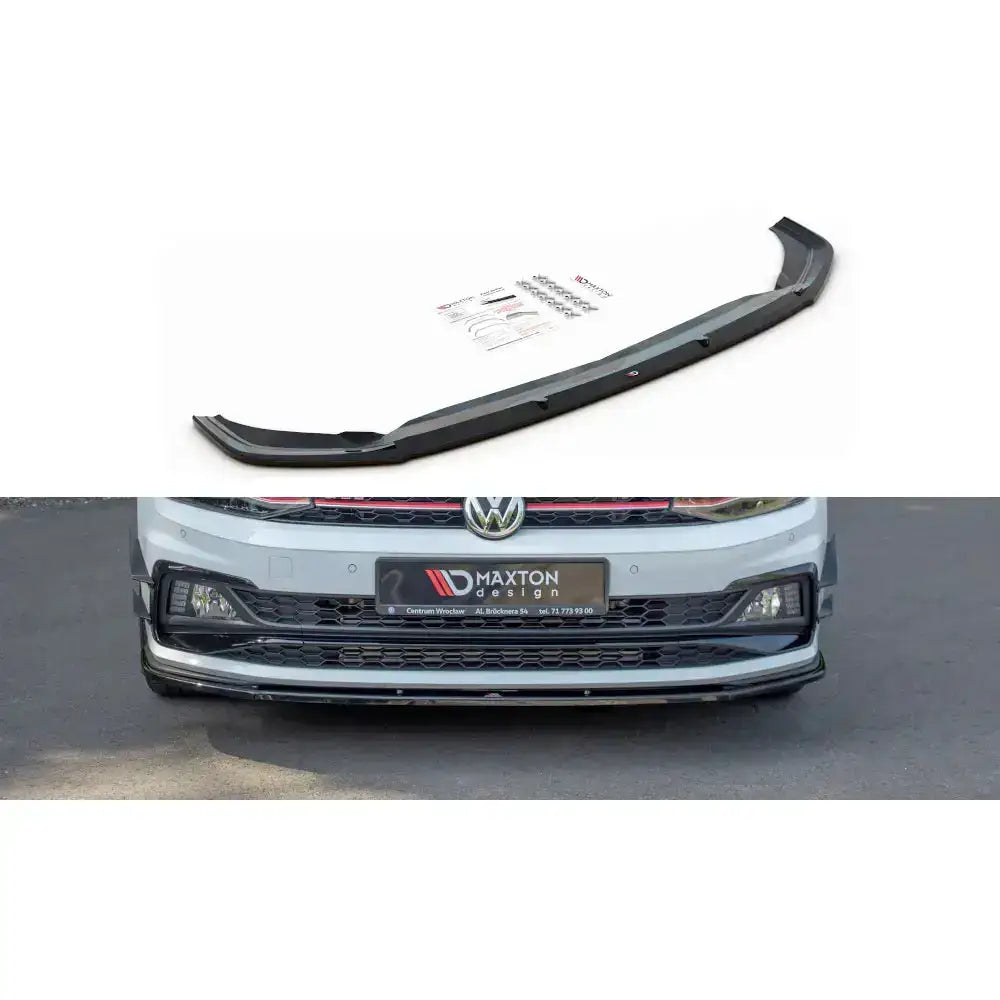 Frontspoiler VW Polo Mk6 GTI V.1 sort splitter med monteringsutstyr, vist separat og montert på hvit bil.