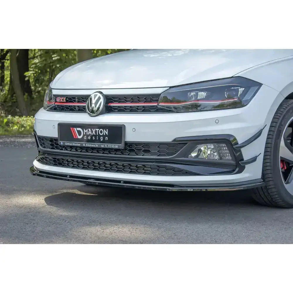 Frontleppe VW Polo Mk6 GTI V.1 montert på hvit bil med sort splitter og røde detaljer på grillen.