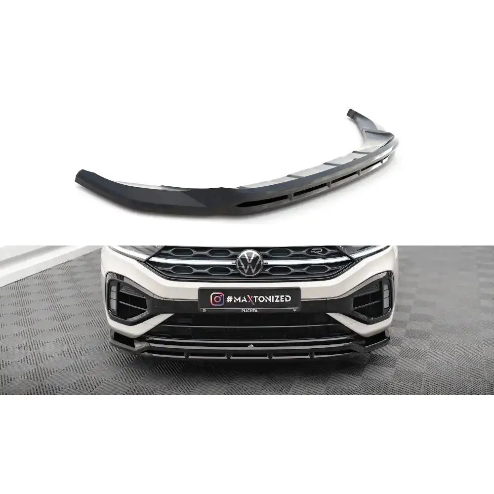 Frontspoiler til VW T-Roc R Mk1 Facelift V.1, sort plast med sporty linjer, montert på bil forfra.