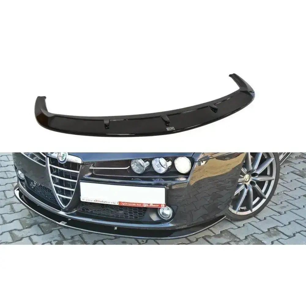 Frontspoiler Alfa Romeo 159 V.2 i sort blank plast, isolert og montert under bilens frontfanger.