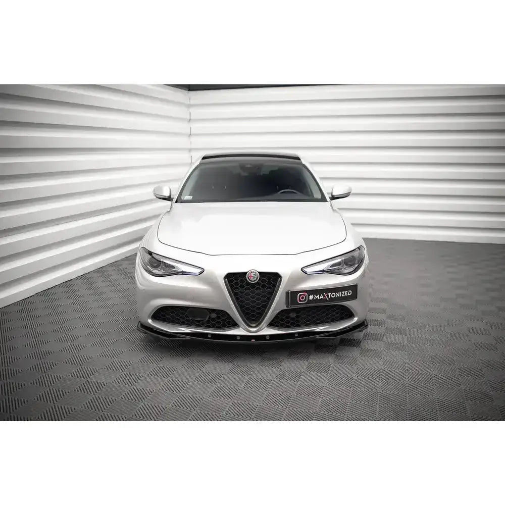 Frontleppe på Alfa Romeo Giulia V.2 Sport, sølvfarget bil sett forfra med markert grill og mørke felter.