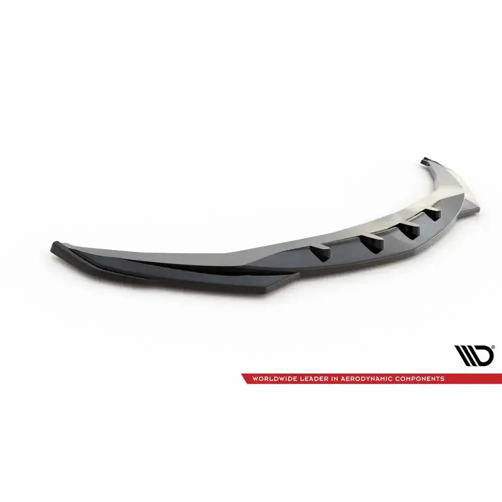 Front lip Alfa Romeo Giulia V.2 Sport i svart plast med markerte vinkler og luftkanaler, sett fra skrå vinkel.