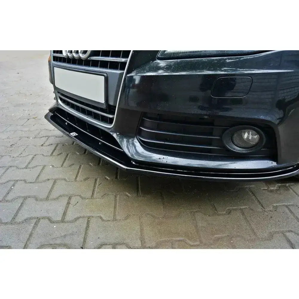 Front splitter Audi A4 B8 V.2 sort plast montert på frontfanger, sett fra siden med tydelige linjer.
