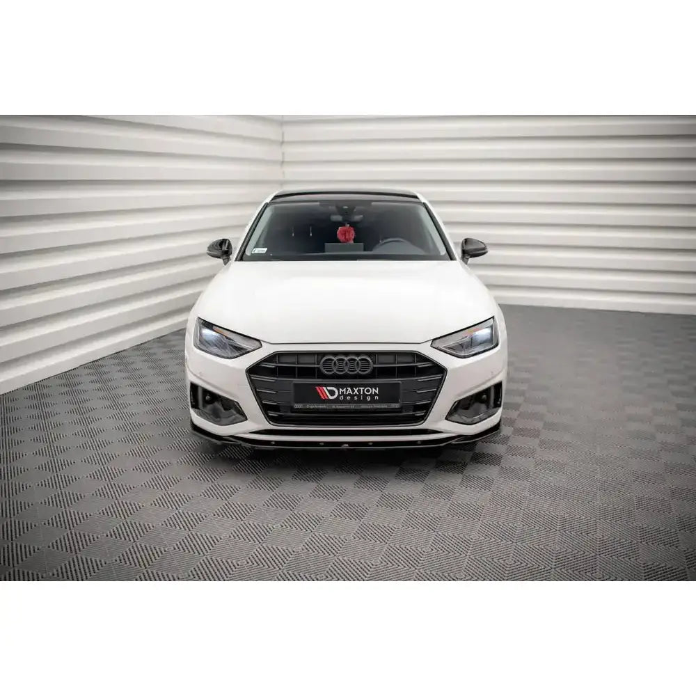 Frontleppe Audi A4 B9 Facelift V.2 montert på hvit bil med svart grill og Maxton Design-logo foran.