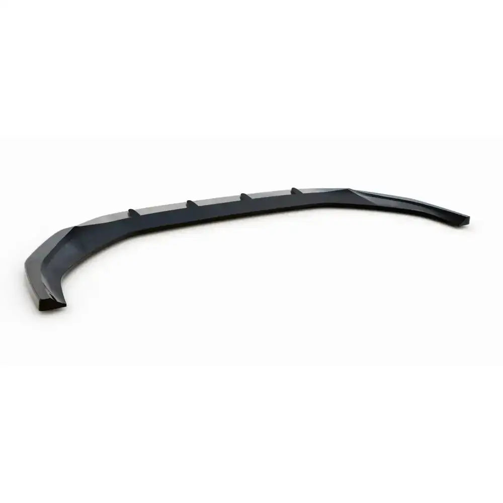 Frontspoiler Audi A4 B9 Facelift V.2 sort med fire vertikale ribber, sett skrått ovenfra mot hvit bakgrunn.