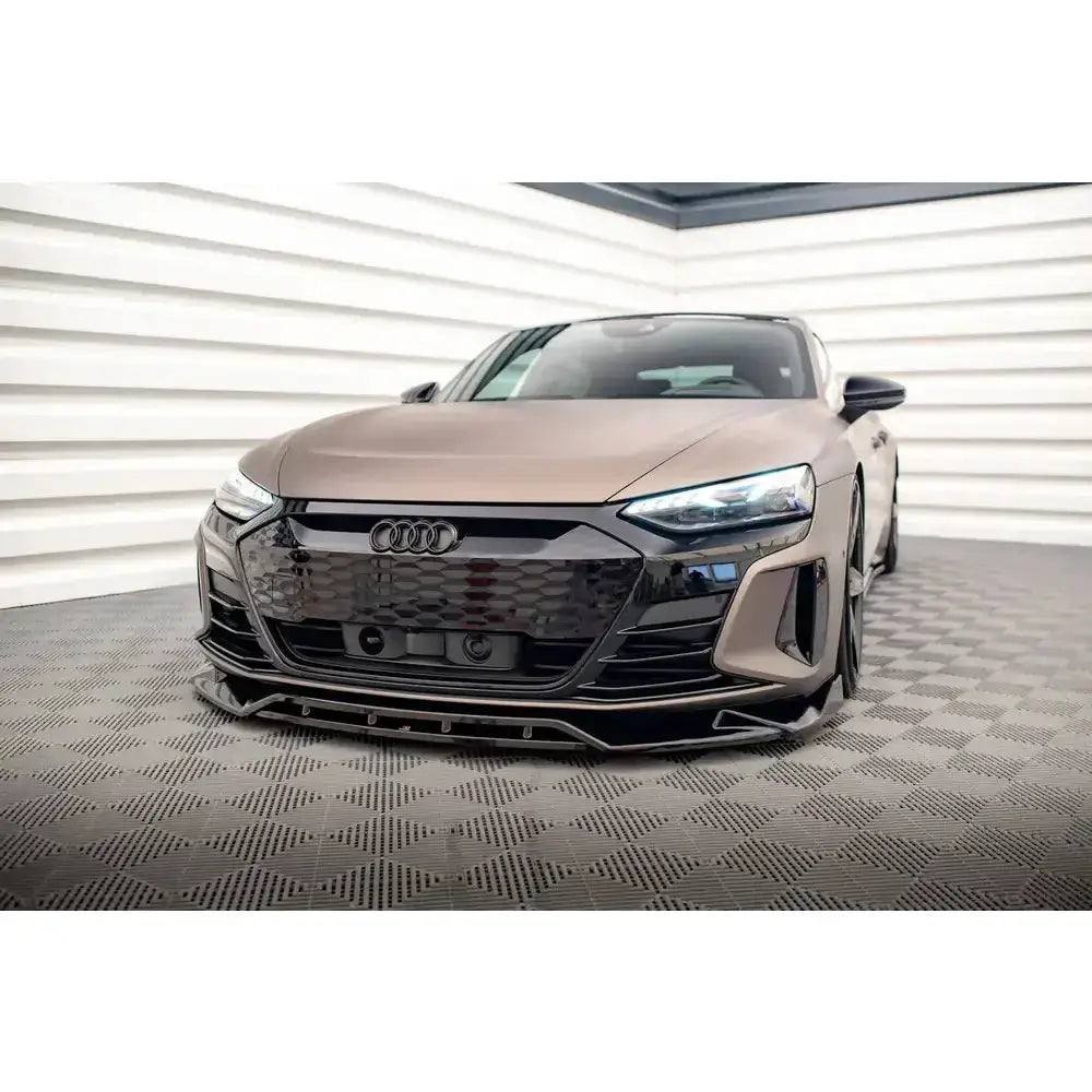 Front splitter på Audi e-Tron GT med svart grill, LED-frontlykter og sportslig støtfanger fotografert forfra.