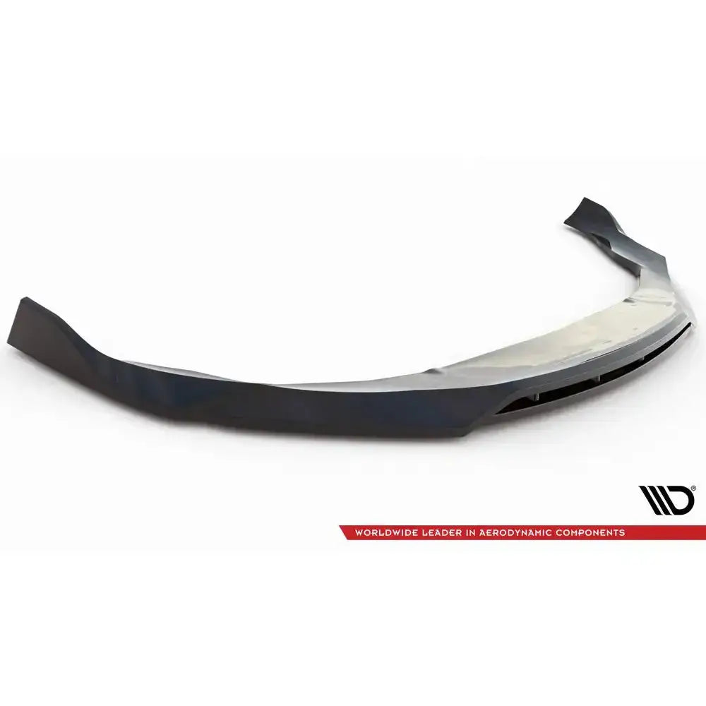 Front lip til Audi e-Tron GT V.2, sort plast med matt finish og profilerte kanter, sett forfra mot hvit bakgrunn.