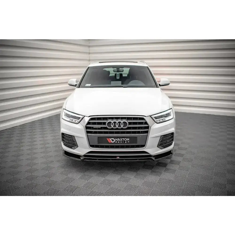 Frontleppe Audi Q3 S-Line 8U Facelift V.2 montert på hvit bil med svarte detaljer, sett forfra.