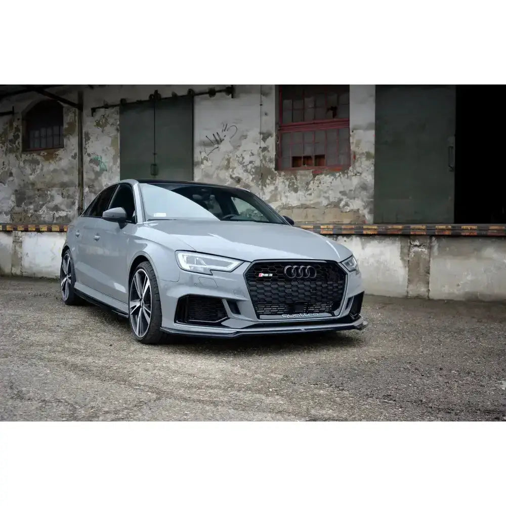 Frontspoiler på Audi RS3 8V FL sedan med sorte detaljer og store felger, sett forfra fra venstre side.