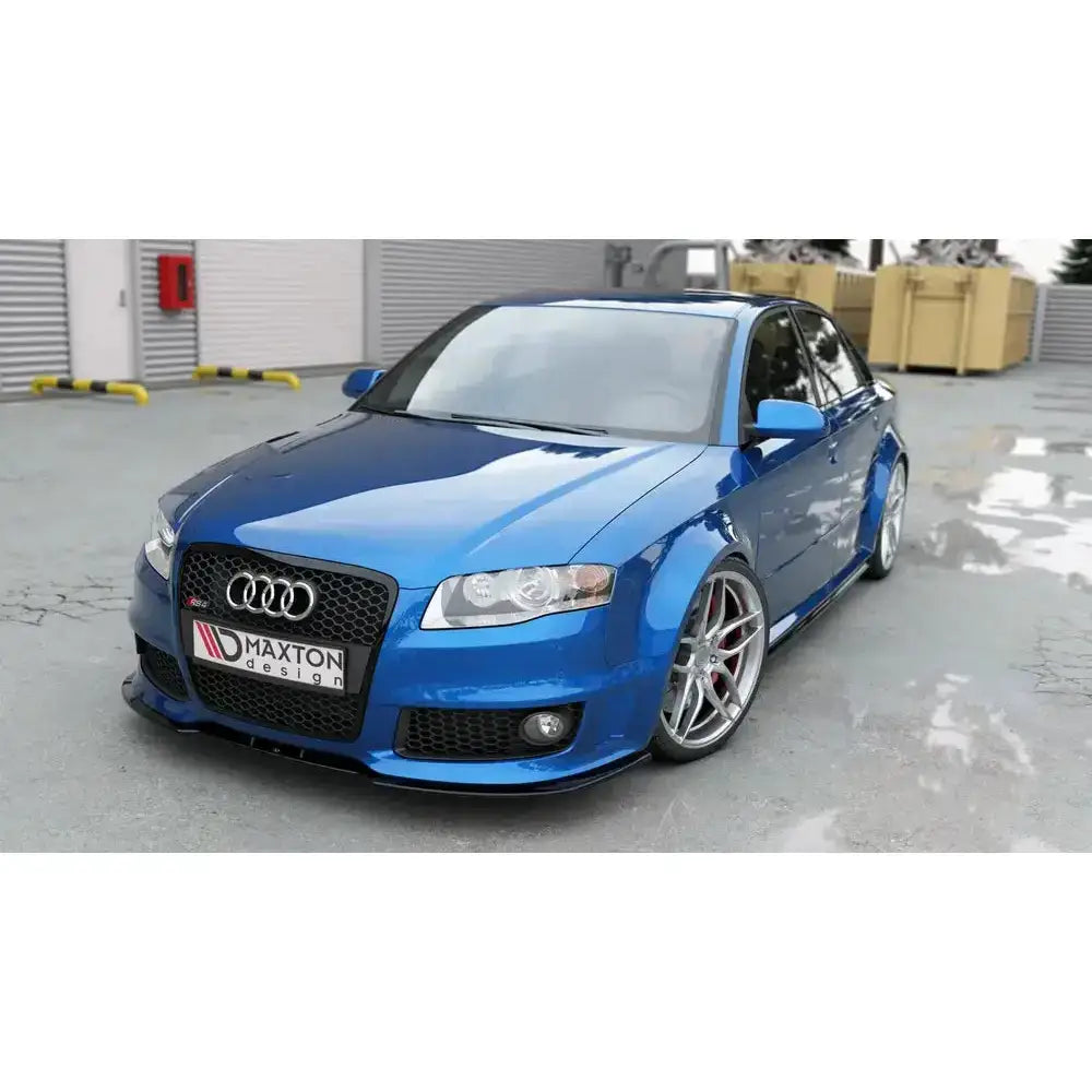 Frontleppe på Audi RS4 B7 V.2 metallic blå, synlig sportslig styling og sølvfelger foran.