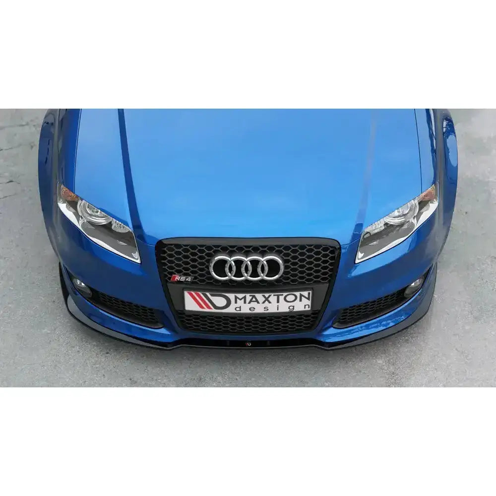 Frontspoiler Audi RS4 B7 V.2 på blå bil sett ovenfra med sort grill og Maxton Design-logo på skiltet.