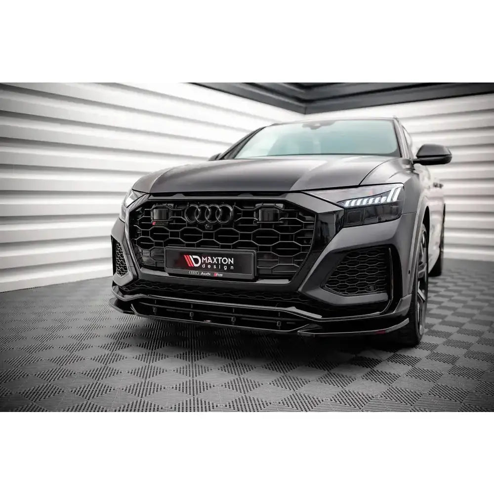 Frontspoiler på Audi RSQ8 Mk1 V.2 sett forfra med sort grill og LED-frontlykter.