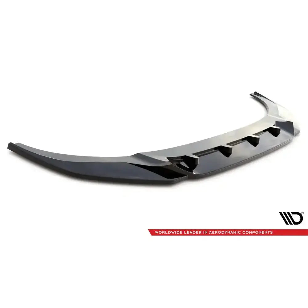 Front lip Audi RSQ8 Mk1 V.2 i sort høyglans plast med aerodynamiske detaljer, sett skrått ovenfra.