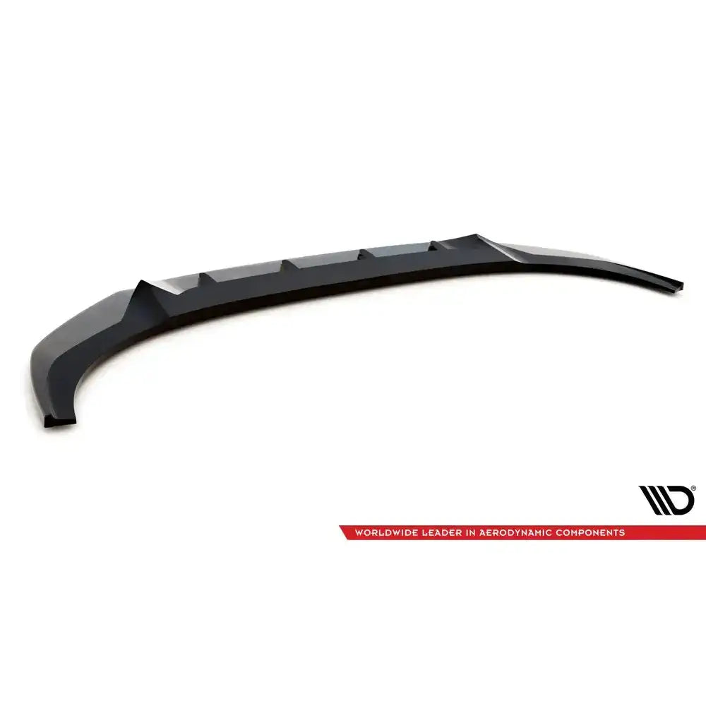 Frontspoiler Audi RSQ8 Mk1 V.2, sort buet plast med ribber, sett skrått ovenfra mot hvit bakgrunn.