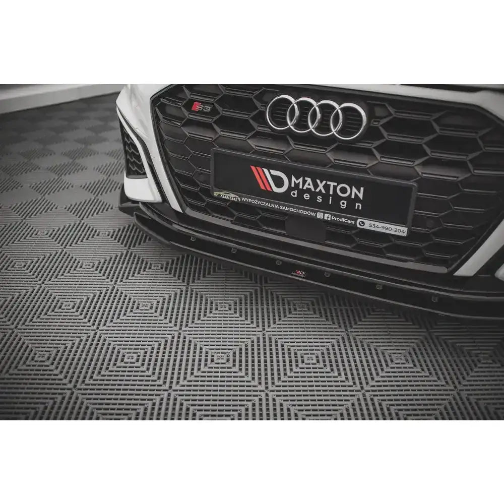 Frontsplitter til Audi S3/A3 S-Line 8Y V.2 montert på hvit bil med sort grill og Maxton Design-skilt.