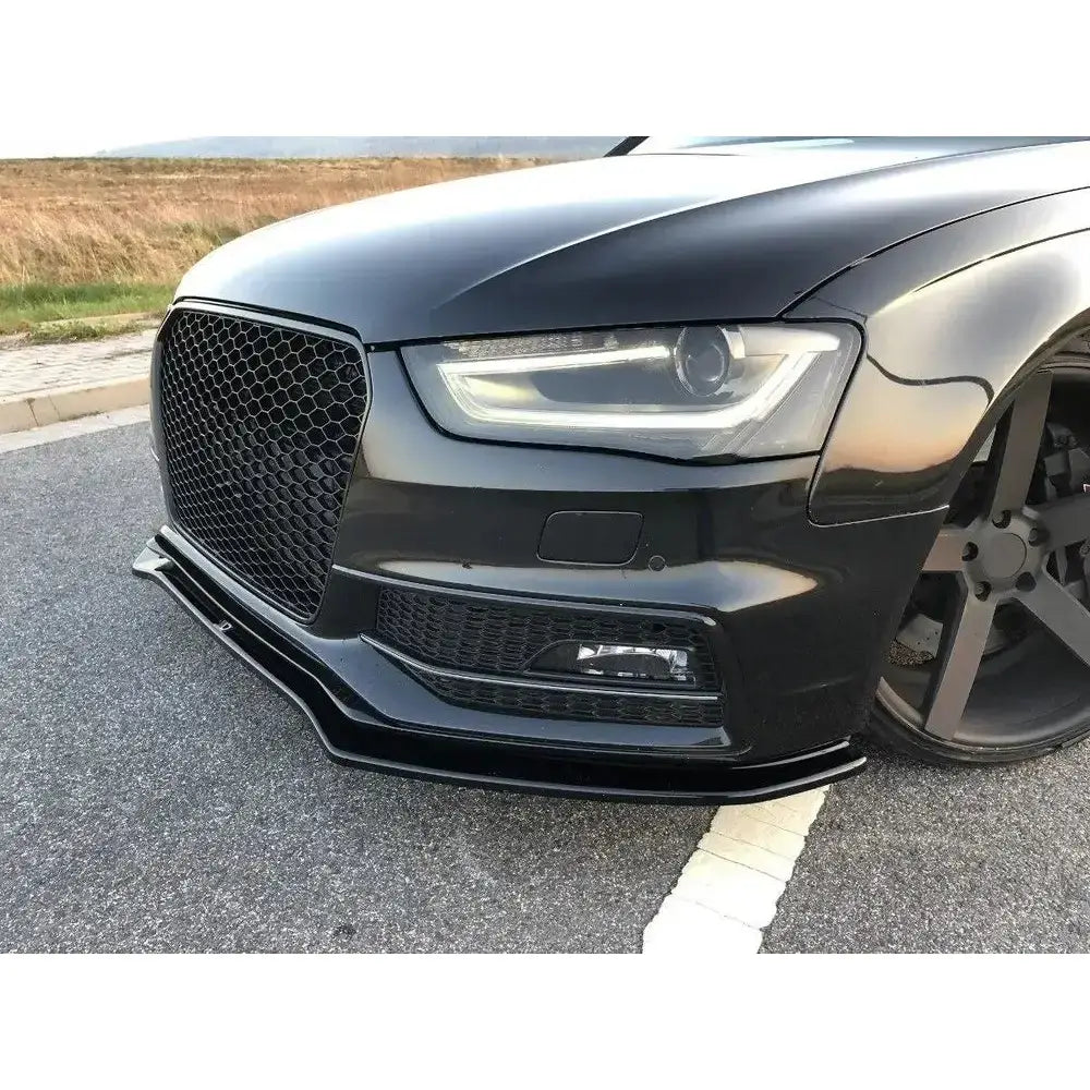 Front splitter Audi S4 B8 FL V.2 montert på sort bil med markert grill og frontlykt, sett fra venstre hjørne.