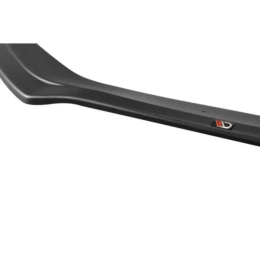 Frontspoiler Audi S4 B8 FL V.2 i sort plast, nærbilde fra siden med liten logo i rødt, hvitt og svart.