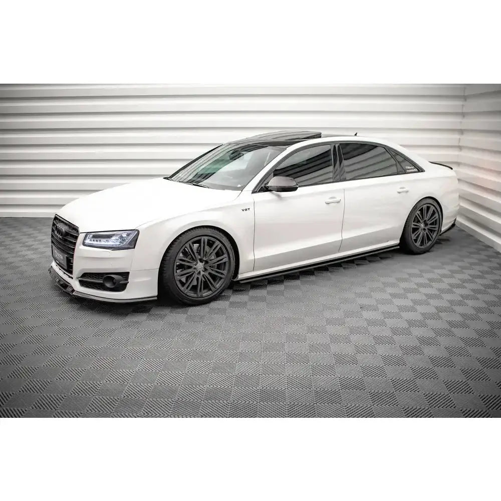 Frontleppe på Audi S8 D4 V.2 hvit sedan med sotede vinduer, svarte felger og soltak innendørs.