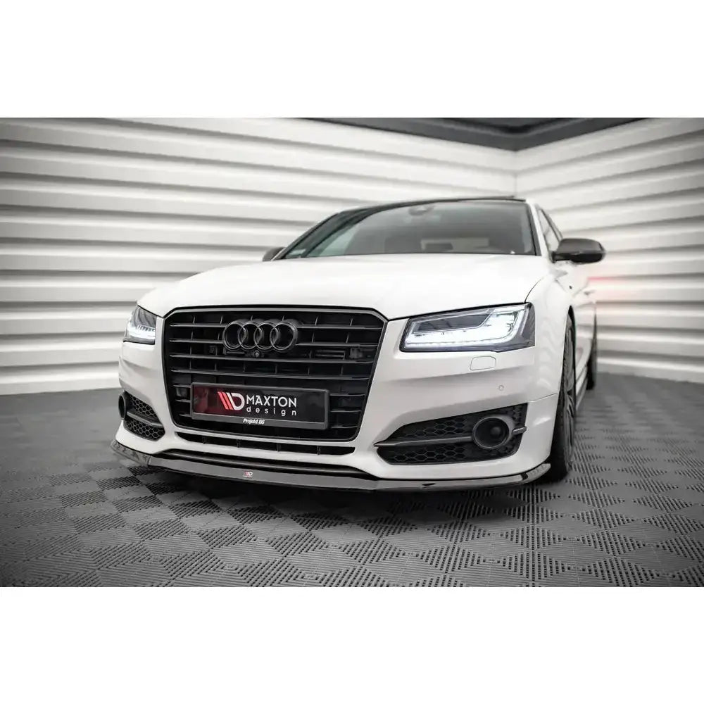 Front splitter Audi S8 D4 V.2 montert på hvit bil med LED-frontlykter og sort grill med kromdetaljer.