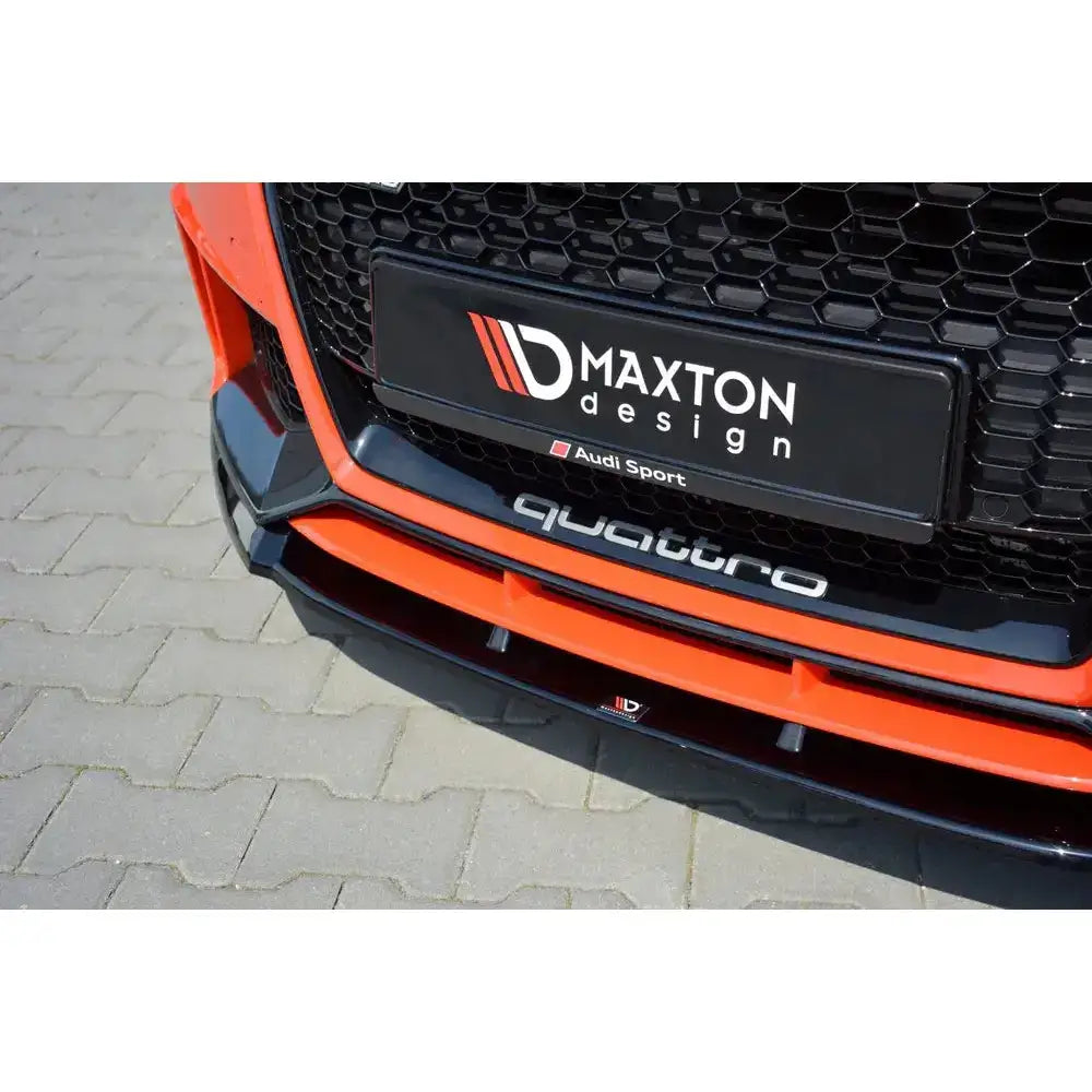Front splitter Audi TT Mk3 V.2 Rs i svart og oransje med Quattro-tekst og Maxton Design-logo sett forfra.