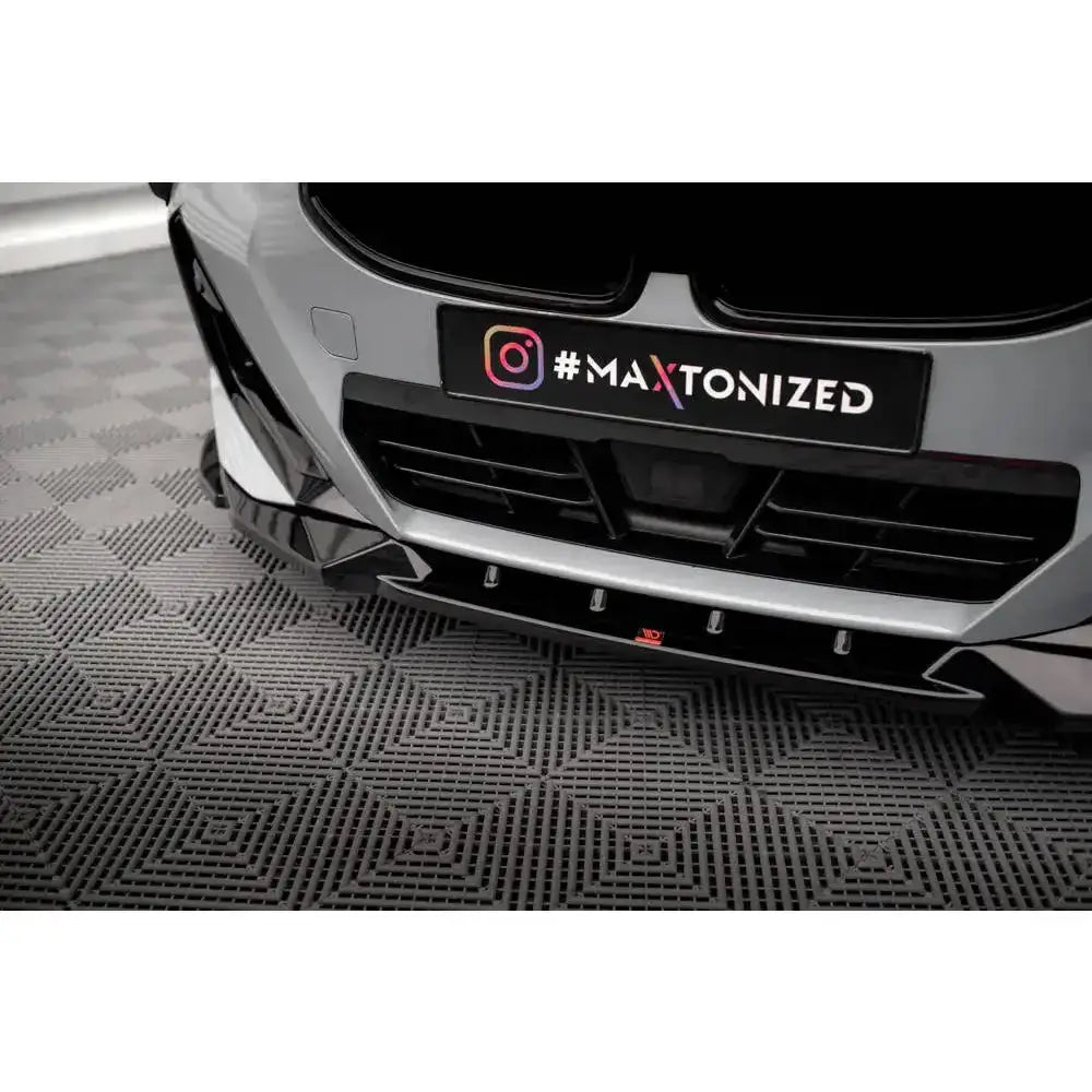 Spoiler til BMW 2 Serie Coupe G42, sort glanset frontsplitter montert under støtfanger, lav vinkel.
