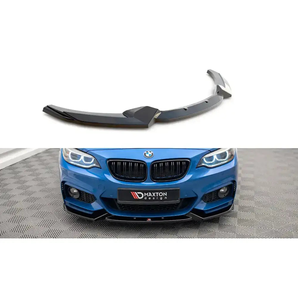 Frontspoiler til BMW 2 Serie F22 M-Pack V.2 13-19, sort plast, montert på blå bil med synlig grill.