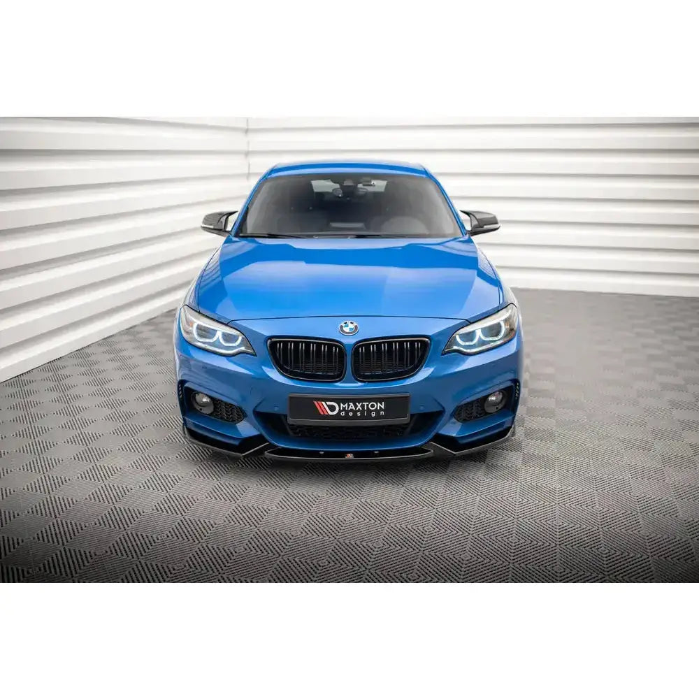 Frontleppe på BMW 2 Serie F22 M-Pack V.2 med sorte detaljer, sett forfra med lysene på.