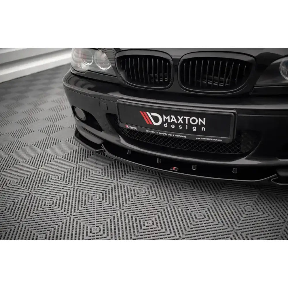 Spoiler til BMW 3 Coupe M-Pack E46 V.2, sort frontsplitter sett skrått forfra med Maxton Design-skilt.