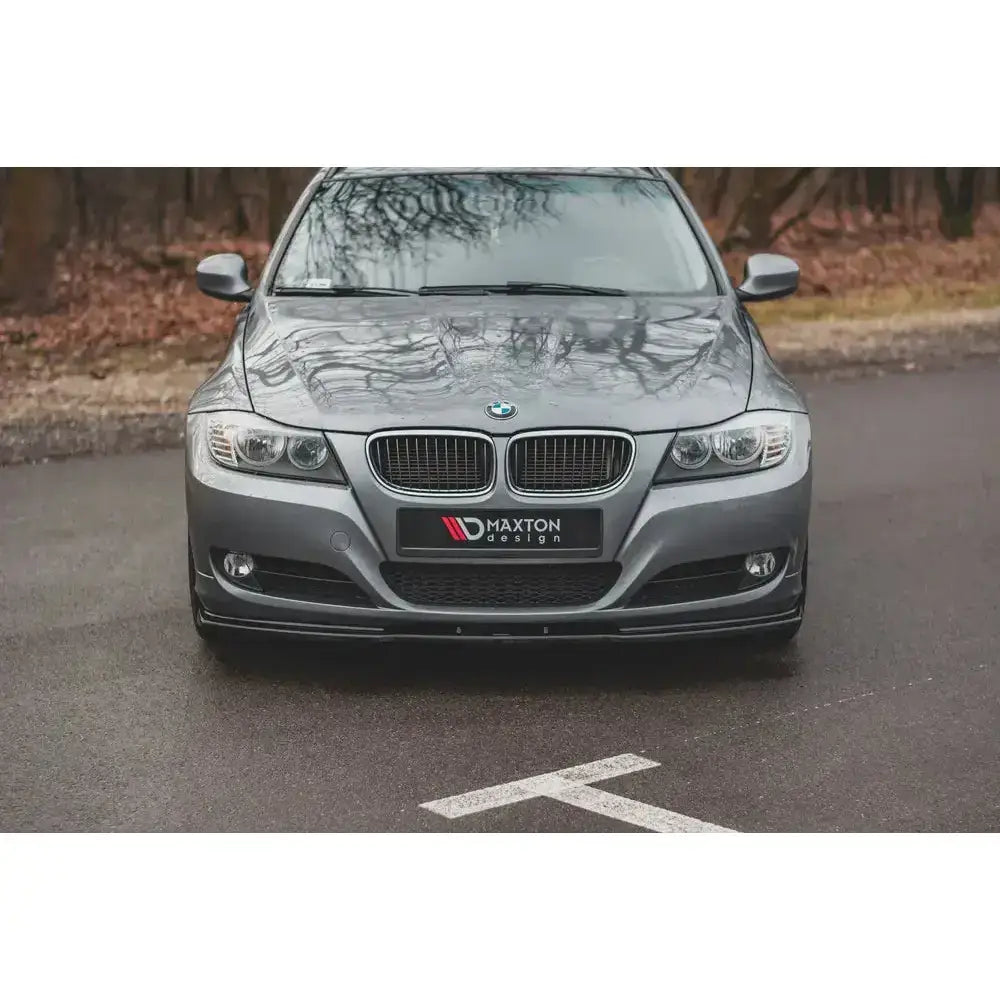 Spoiler til BMW 3 E90/E91 Facelift V.2 montert foran på grå bil med svarte detaljer og Maxton Design-skilt.