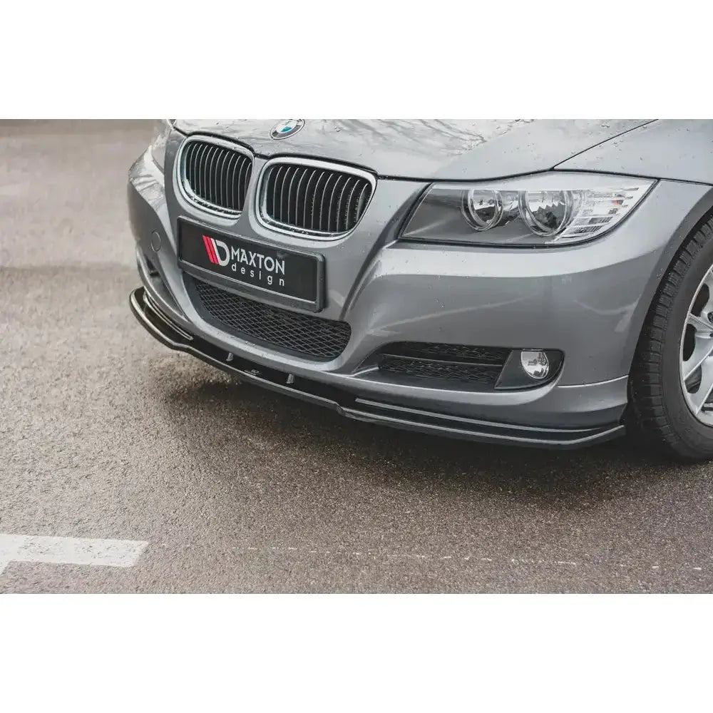 Front splitter på BMW 3 E90/E91 Facelift V.2 med blank sort finish og Maxton Design-logo foran.