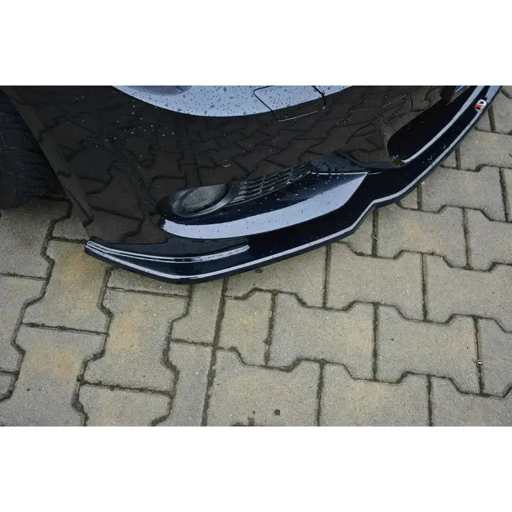 Front splitter på sort BMW 3 E92 M-Pack Facelift V.2, sett skrått ovenfra med vannperler på blank plast.