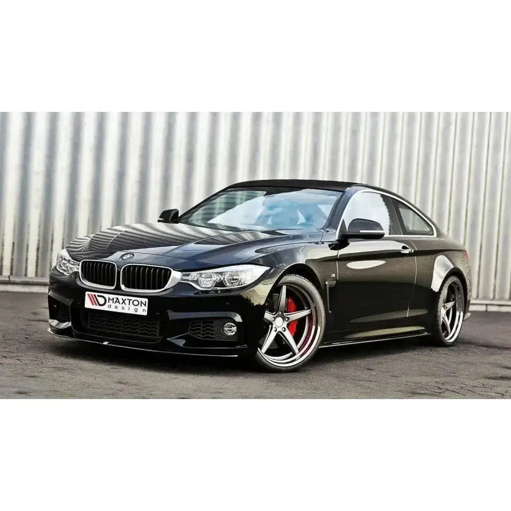 Front splitter på BMW 4 F32 M-Pack V.2, sort coupé med aluminiumsfelger og røde bremsekalipere.