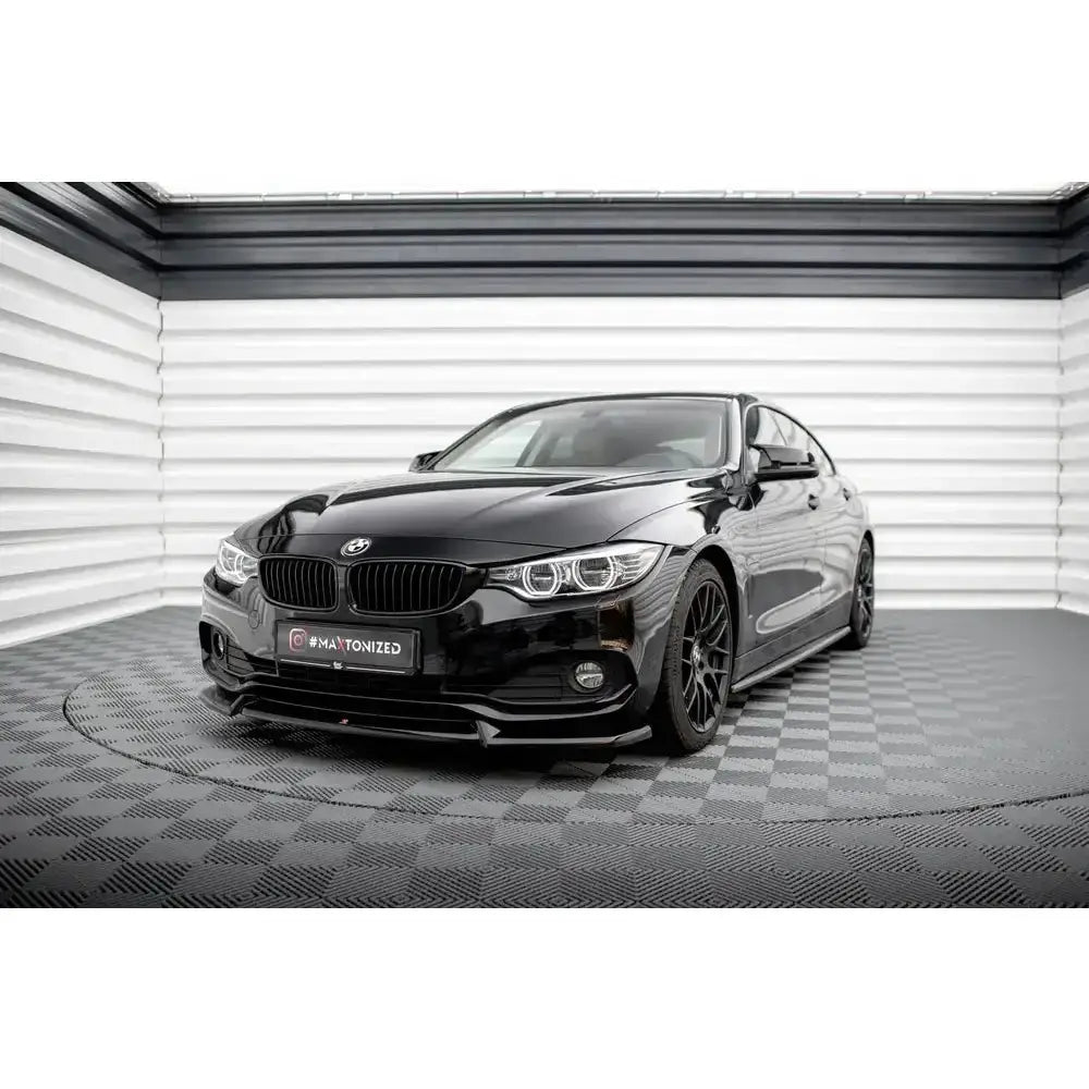 Front splitter på BMW 4 Gran Coupe F36 V.2, sort bil med svarte felger i lyst studio.