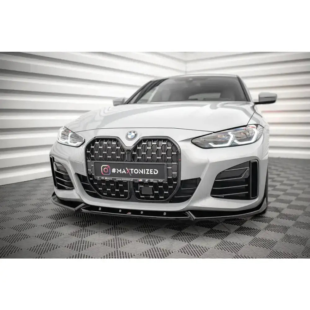 Front splitter BMW 4 Gran Coupe M-Pack G26 V.2 i sølv med sort grill og sporty frontfanger.