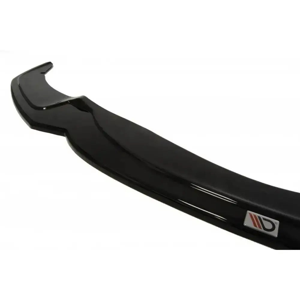 Frontspoiler BMW 5 F10/F11 V.2 Mpack, sort og blank, nærbilde av hjørne med metallfarget logo.