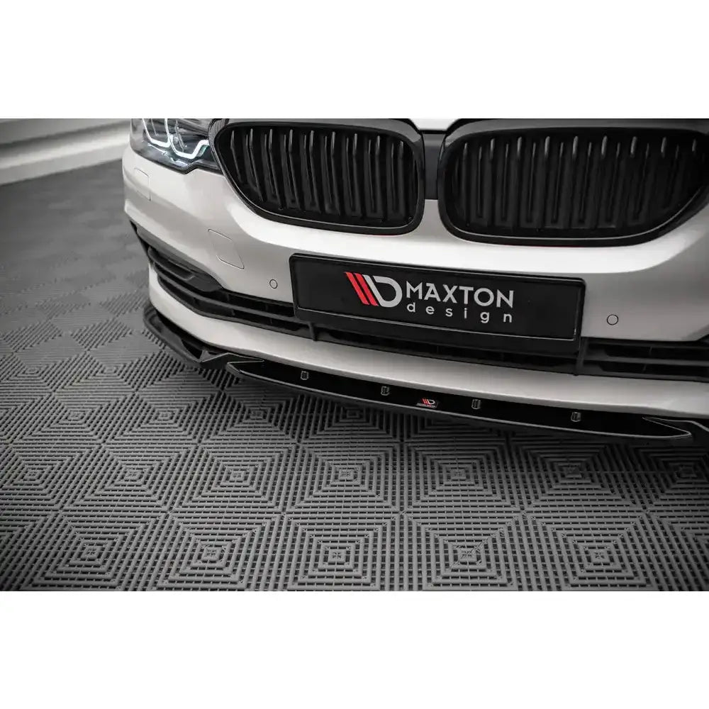 Front splitter på BMW 5 G30 17-20 V.2, hvit bil med svart grill sett fra lav vinkel.