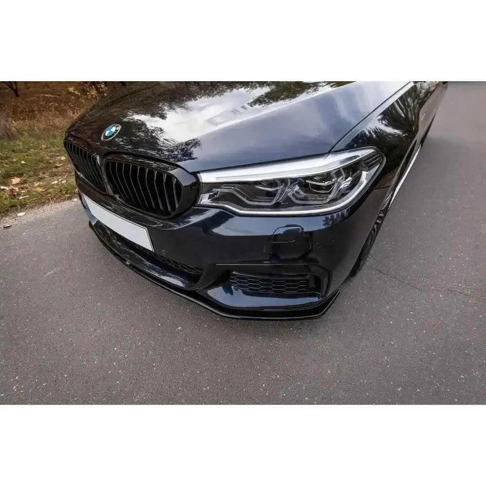 Spoiler på BMW 5 G30/G31 M-Pack V.2, sort bil sett skrått forfra med frontlykter og grill.