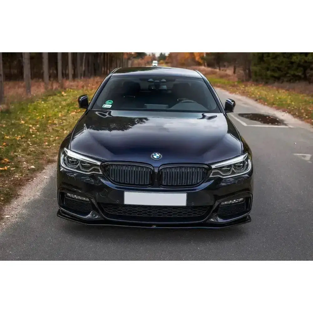 Front splitter på BMW 5 G30/G31 M-Pack V.2 sett forfra med LED-lykter og markert grill.