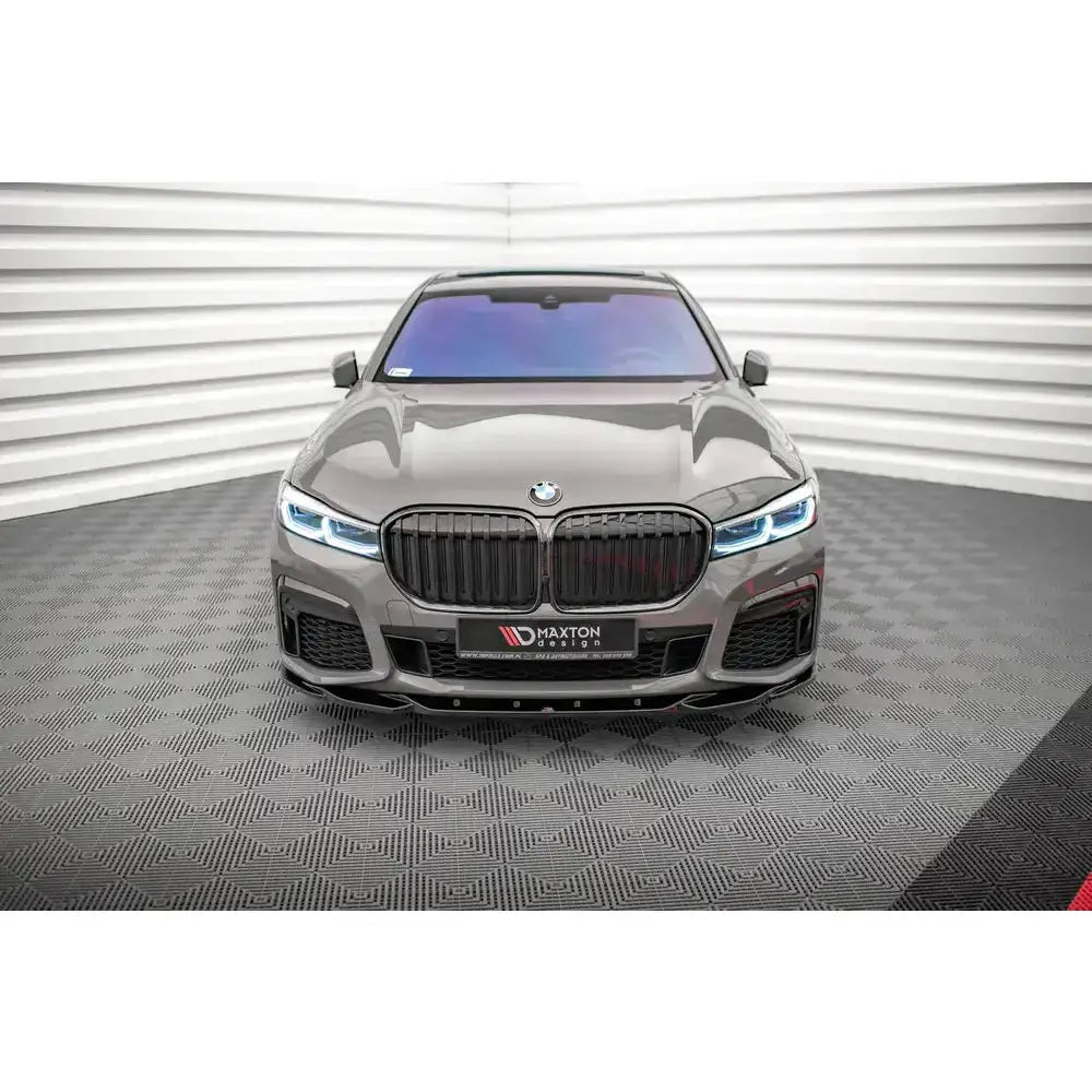 Frontleppe BMW 7 G11 M-Pack Facelift 19- V.2 med svarte detaljer og blåtonede LED-frontlys.