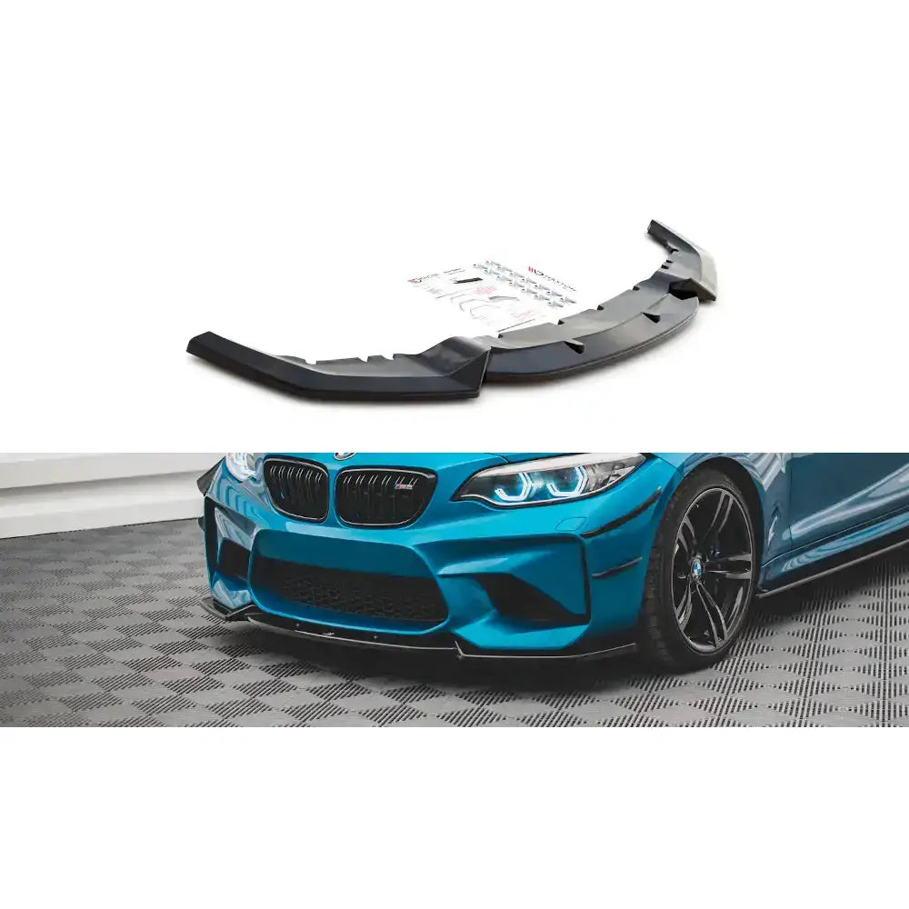 Frontspoiler BMW M2 F87 V.2 16-20 i sort plast med monteringsutstyr, montert på blå bil.