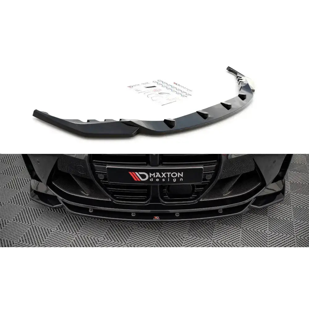 Frontspoiler BMW M4 G82 V.2 sort plast med monteringsutstyr, montert sett forfra i nærbilde.