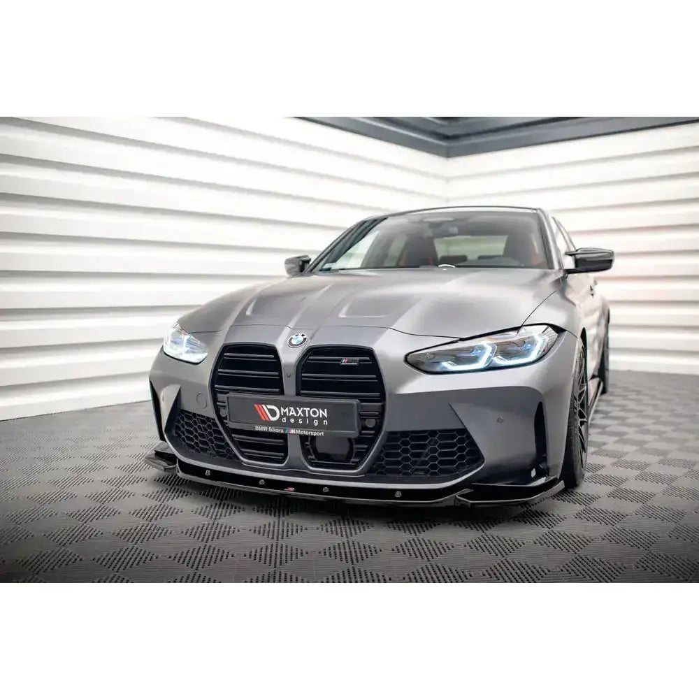Spoiler på BMW M4 G82 V.2 21- sett forfra med sorte luftinntak og LED-frontlykter.