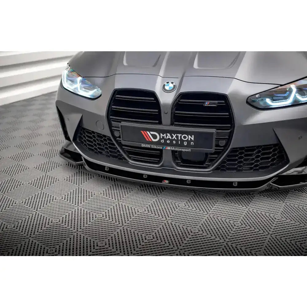 Front lip på BMW M4 G82 V.2 med sort spoiler, markant grill og LED-frontlykter, sett fra lav vinkel.