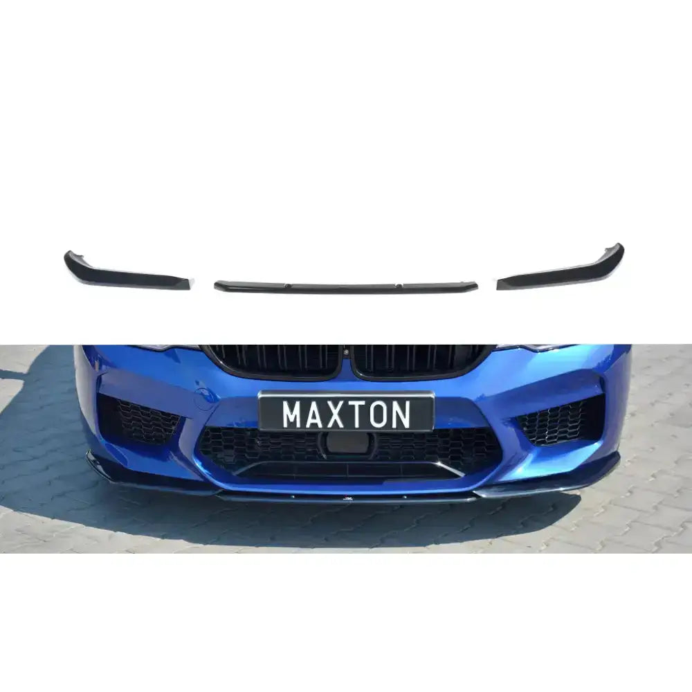 Frontspoiler BMW M5 F90 V.2 i sort plast, demontert i tre deler og montert på blå bil med Maxton-skilt.